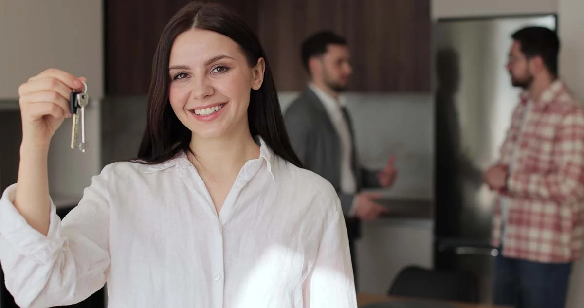 Relocation housing provider holding keys of a furnished apartment