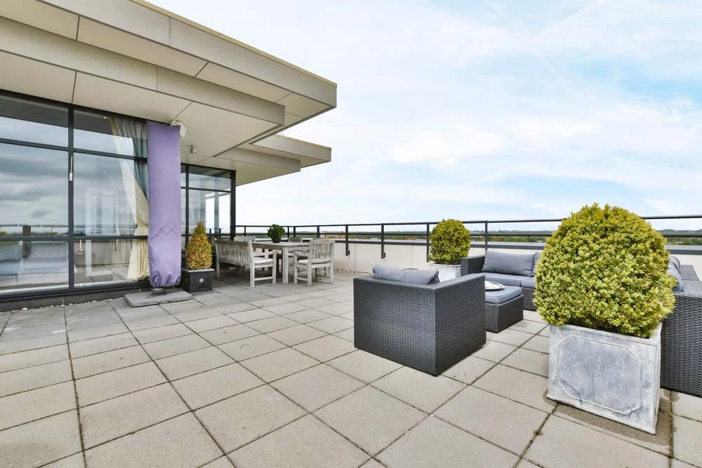 Condo amenities at Icon I Condos Toronto – rooftop terrace, pool, and gym