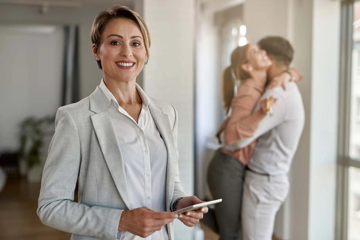 A professional property rental manager helping property owners with their Airbnb rental